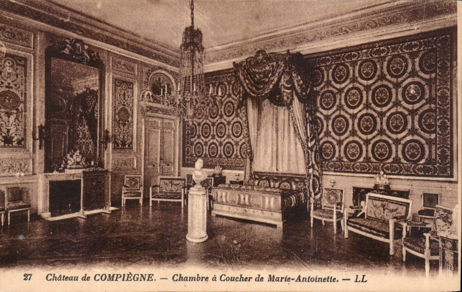 CPA Chateau de Compiegne Chambre a coucher de Marie Antoinette 