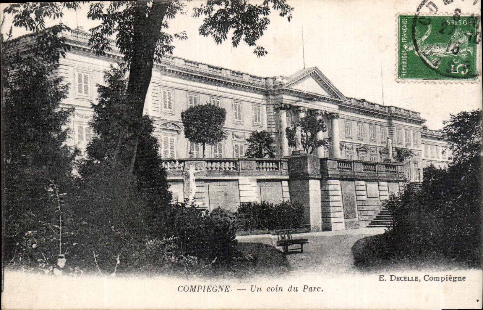 CPA Compiegne un coin du Parc 