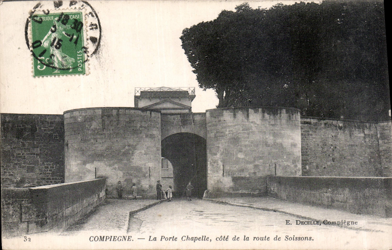 CPA Compiegne la Porte Chapelle cote de la route de Soissons 
