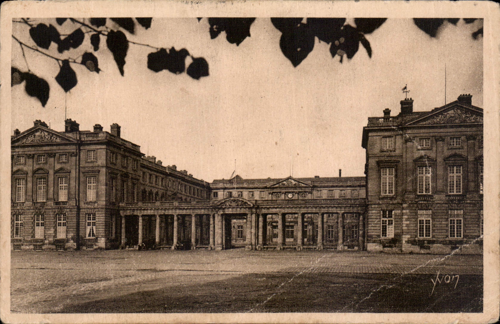 CPA La Douce France Chateau de Compiegne facade du chateau 