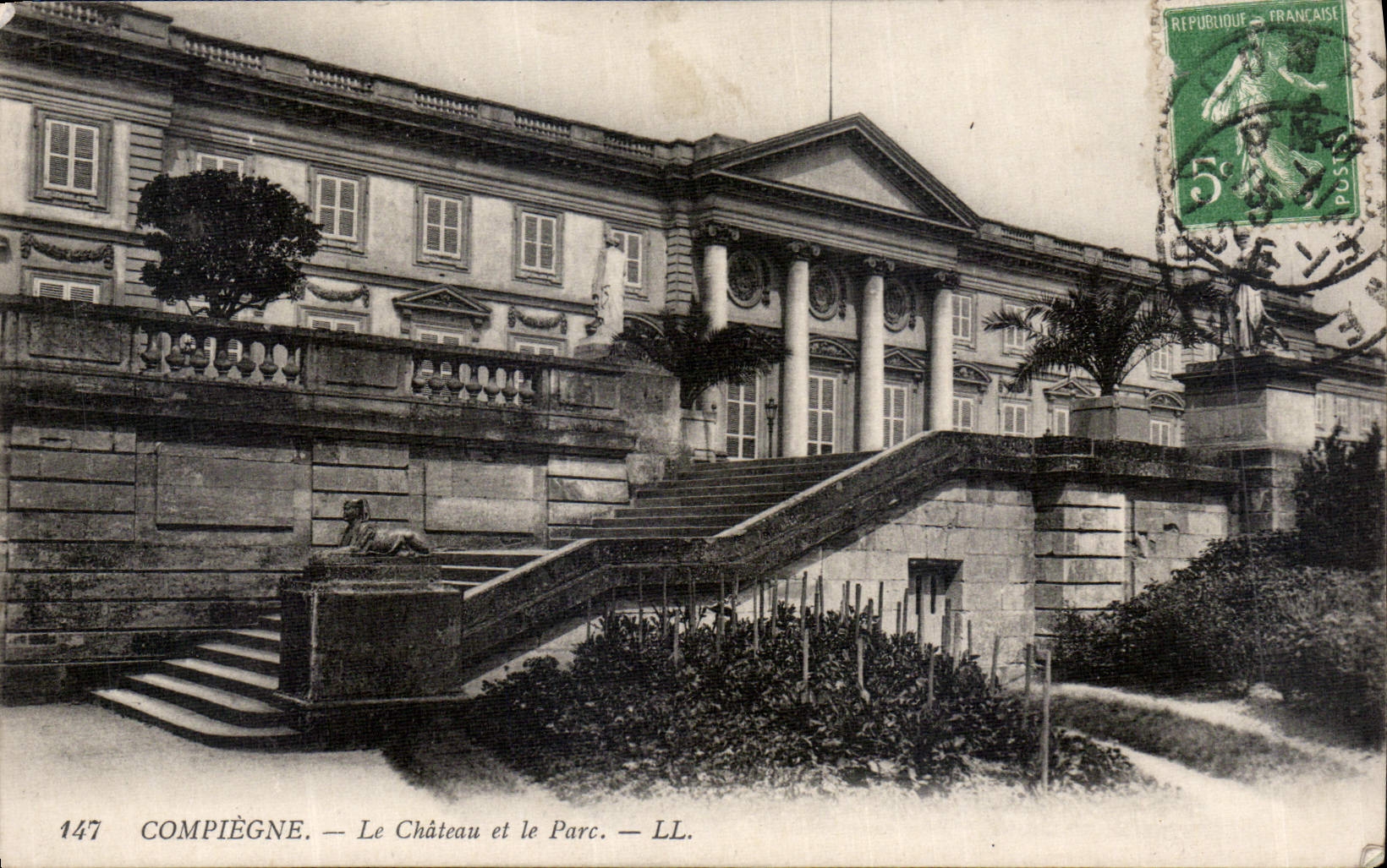 CPA Compiegne le Chateau et le Parc 