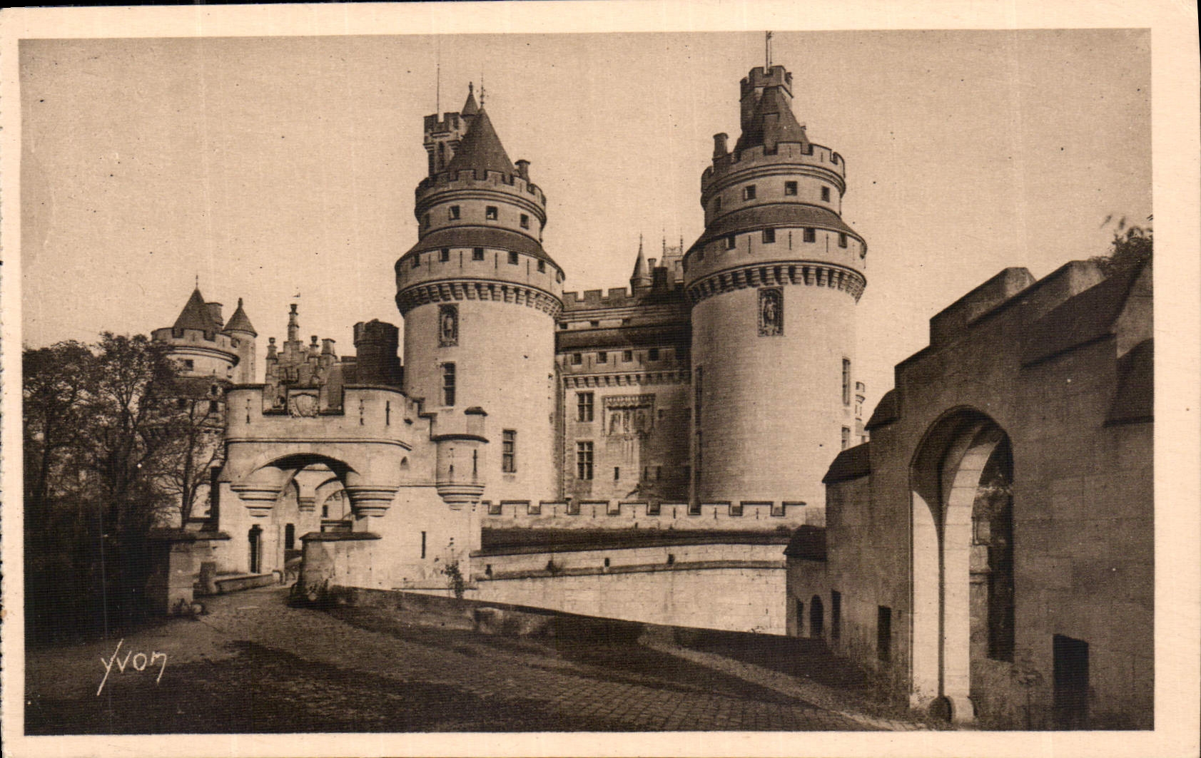 CPA Chateau de Pierrefonds Oise l'Entree du Chateau et Tours Charlemagne 