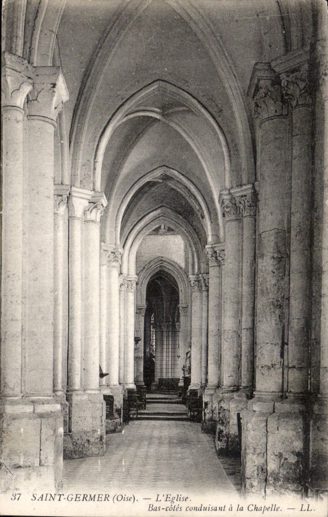 CPA Saint Germer Oise l'Eglise Bas Cotes conduisant a la Chapelle
