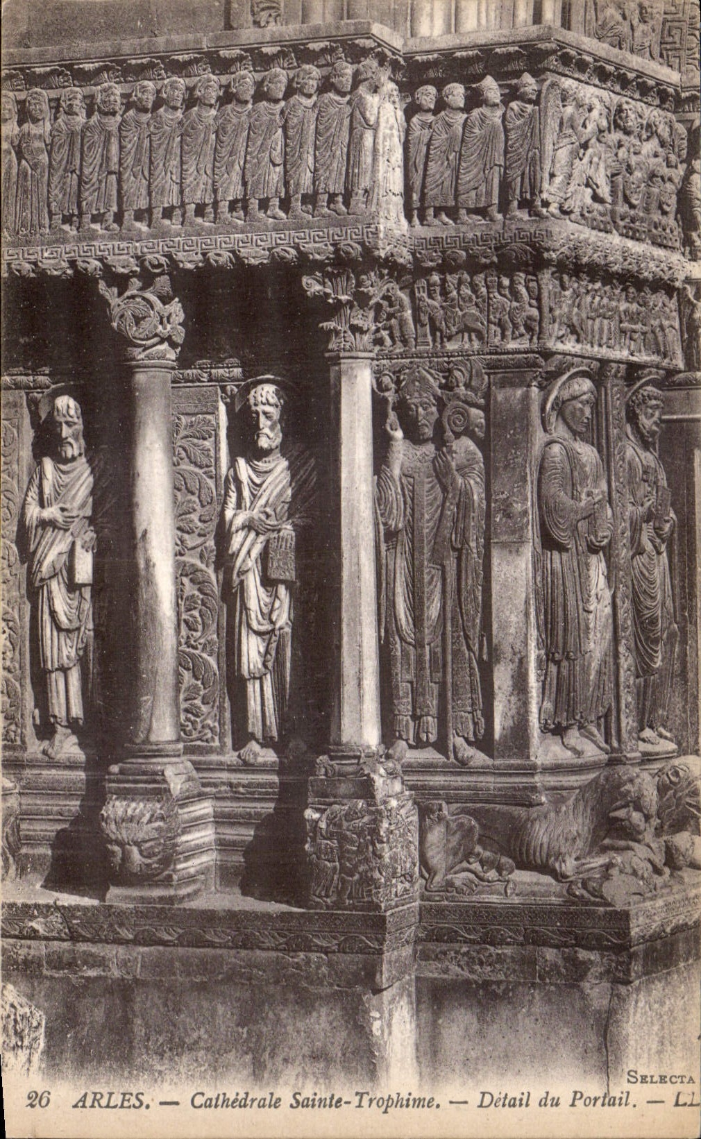 CPA Arles Cathedrale Saint Trophime detail du Portail 