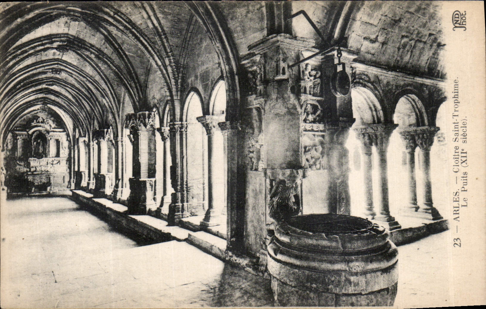 CPA Arles Cloitre Saint Trophime le Puits XII siecle 