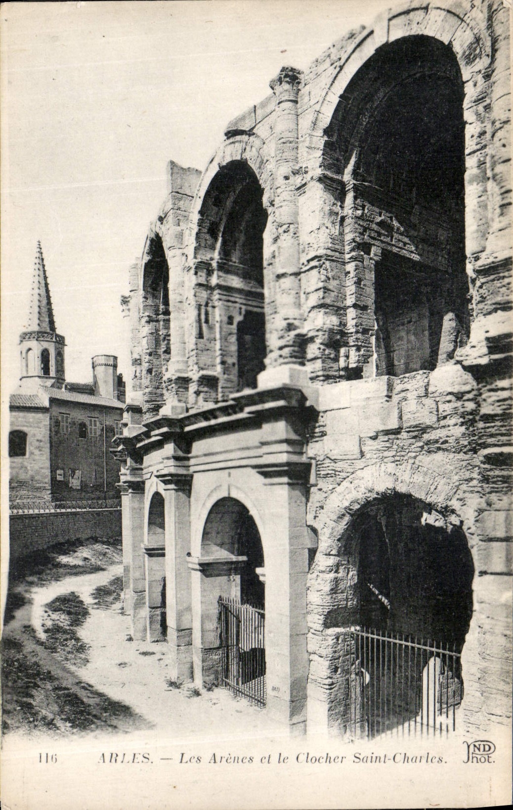 CPA Arles les Arenes et le Clocher Saint Charles 
