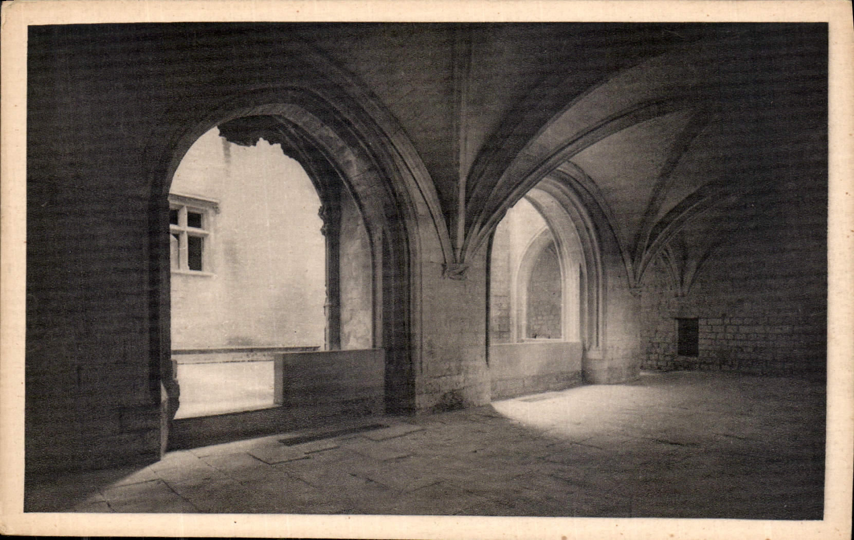 CPA Chateau de Tarascon B du R Galerie de la Cour