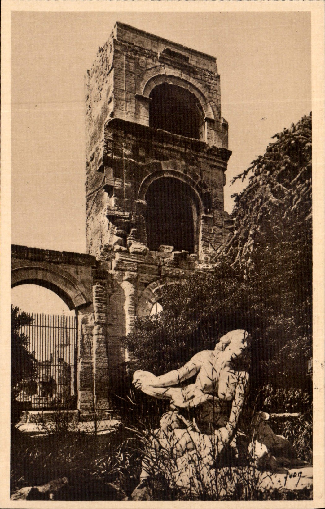 CPA Arles Bouches du Rhone le Theatre Antique et Statue de Niobe 