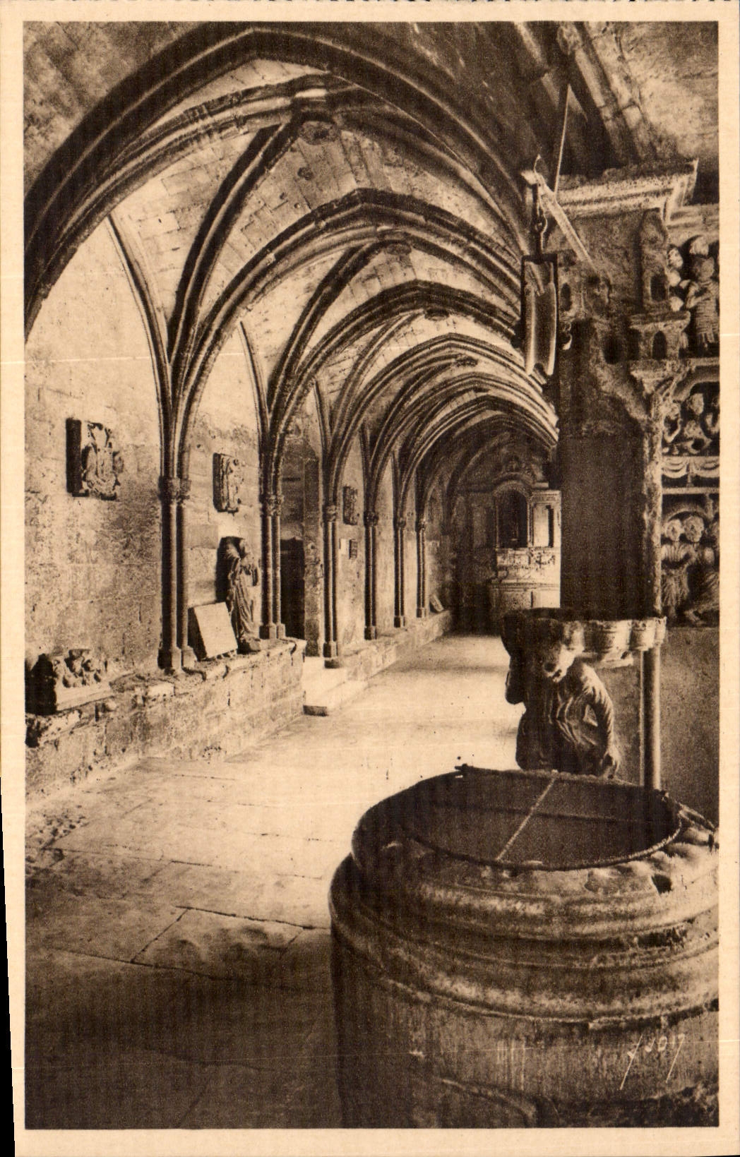 CPA Arles Bouches du Rhone Galerie du Cloitre de St Trophime 