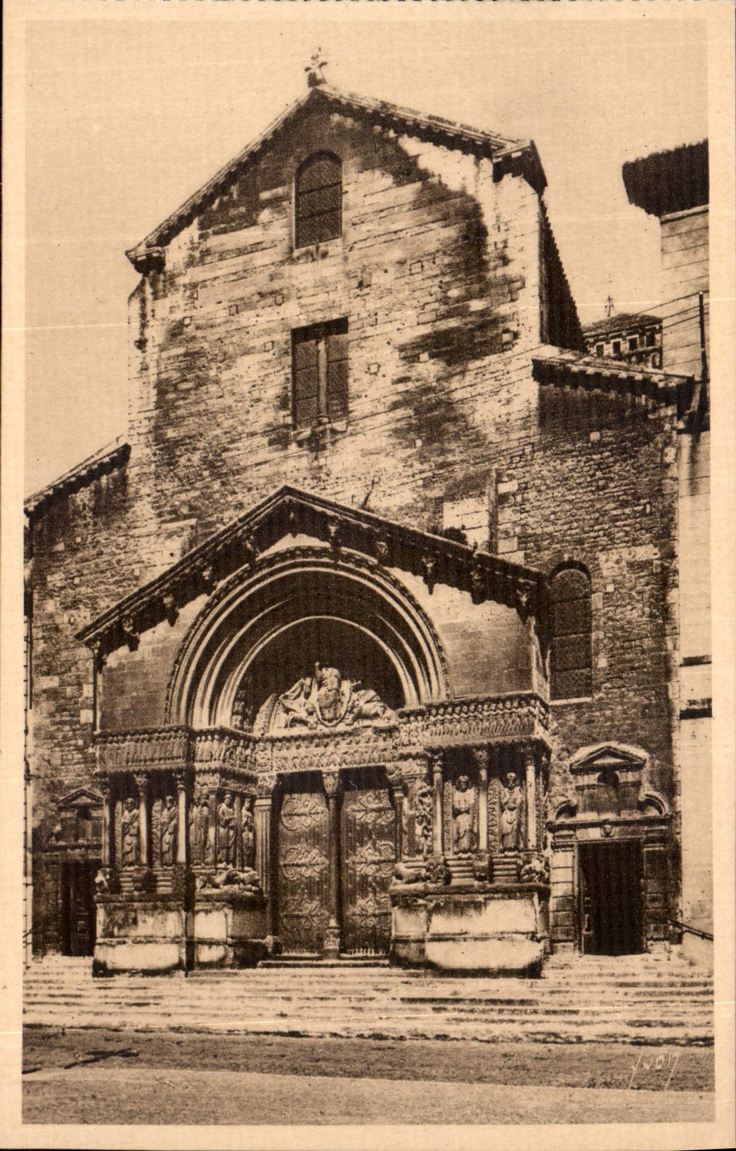 CPA Arles Bouches du Rhone Cathedrale St Trophime 