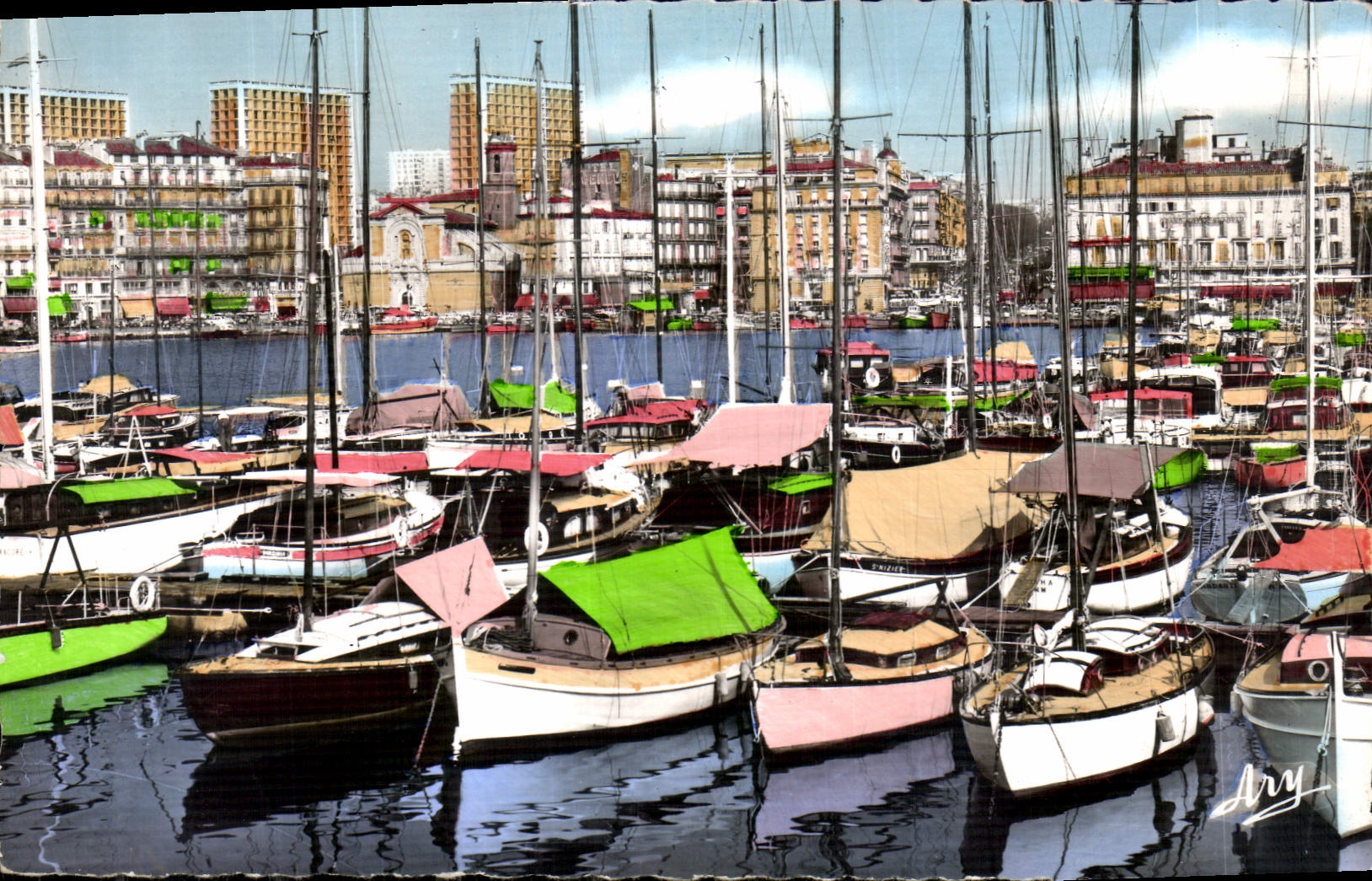 CPA Marseille un coin du Port et Quai des Belges Bateaux