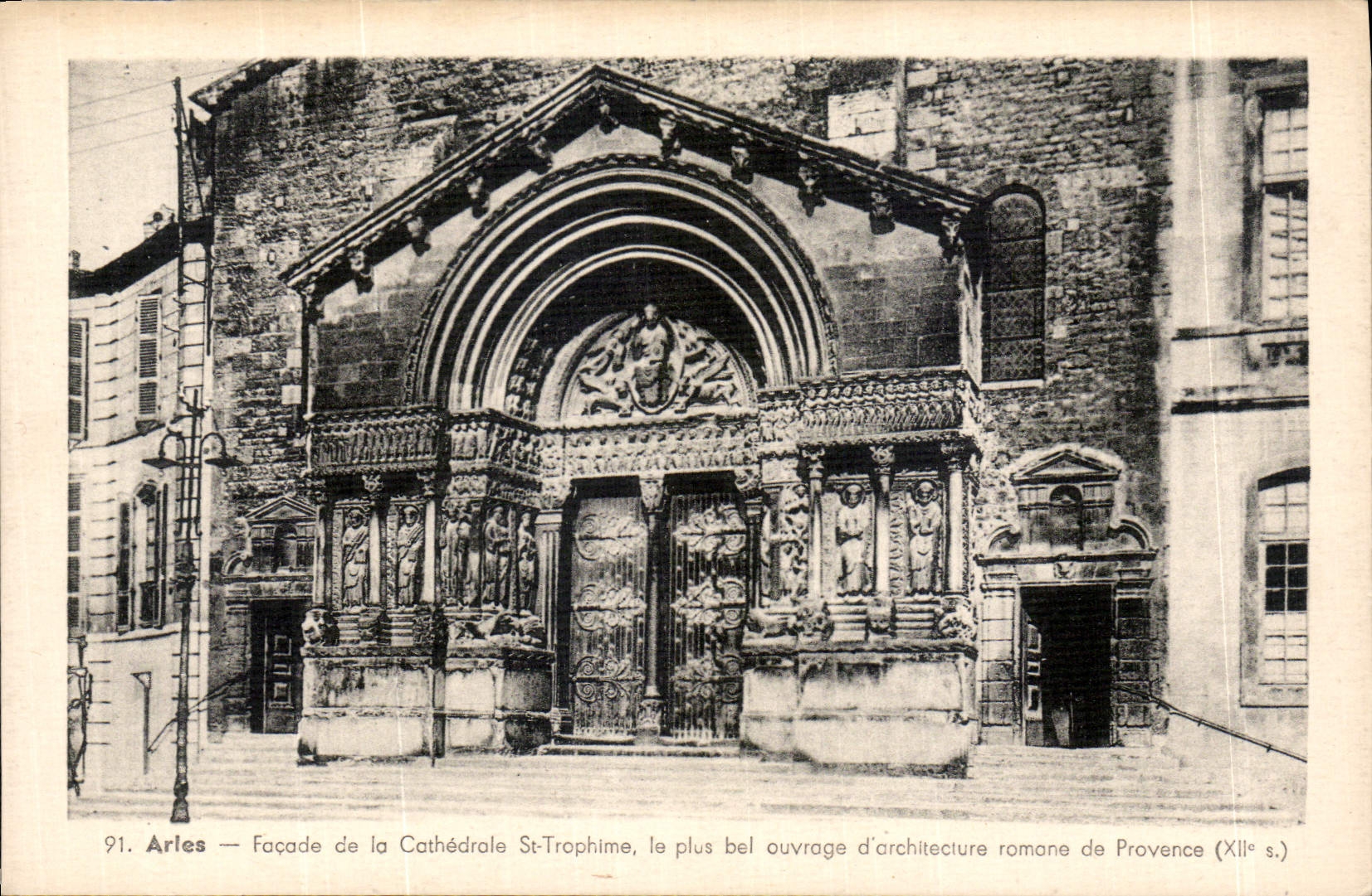 CPA Arles Facade de la Cathedrale St Trophime le plus bel auvrage d'architecture romane de Provence