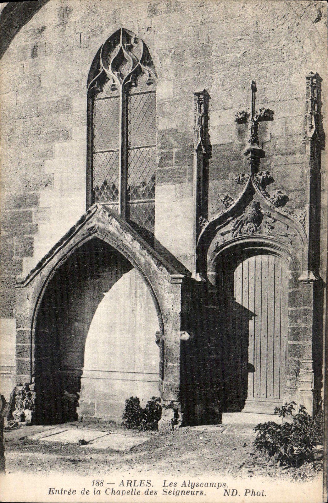 CPA Arles les Alyscamps Entree de la Chapelle des Seigneurs