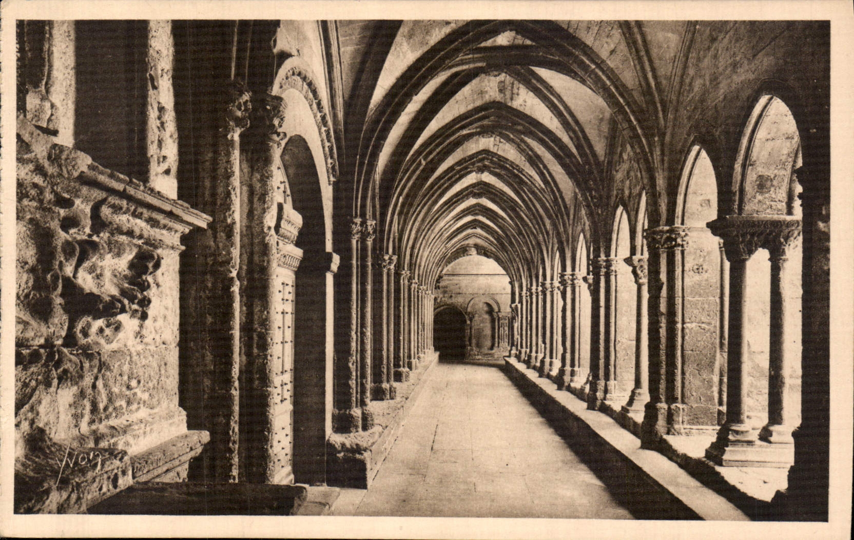 CPA Arles Bouches du Rhone Interieur du Cloitre de St Trophime