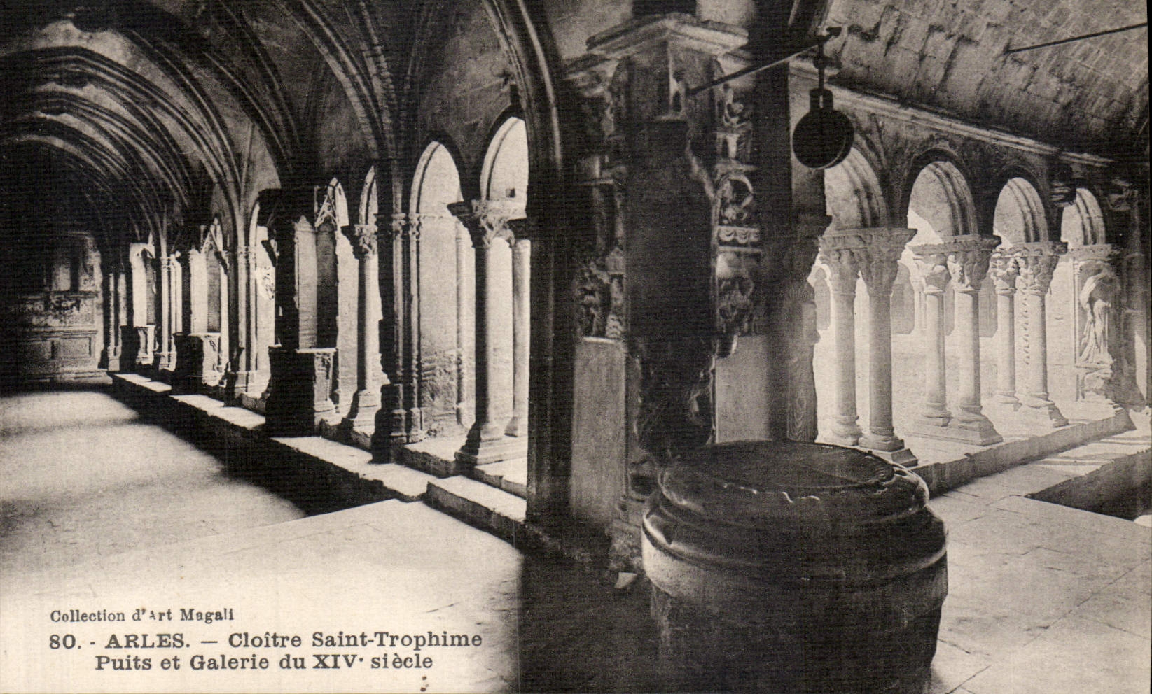 CPA Arles Cloitre Saint Trophime Puits et Galerie du XIV siecle 