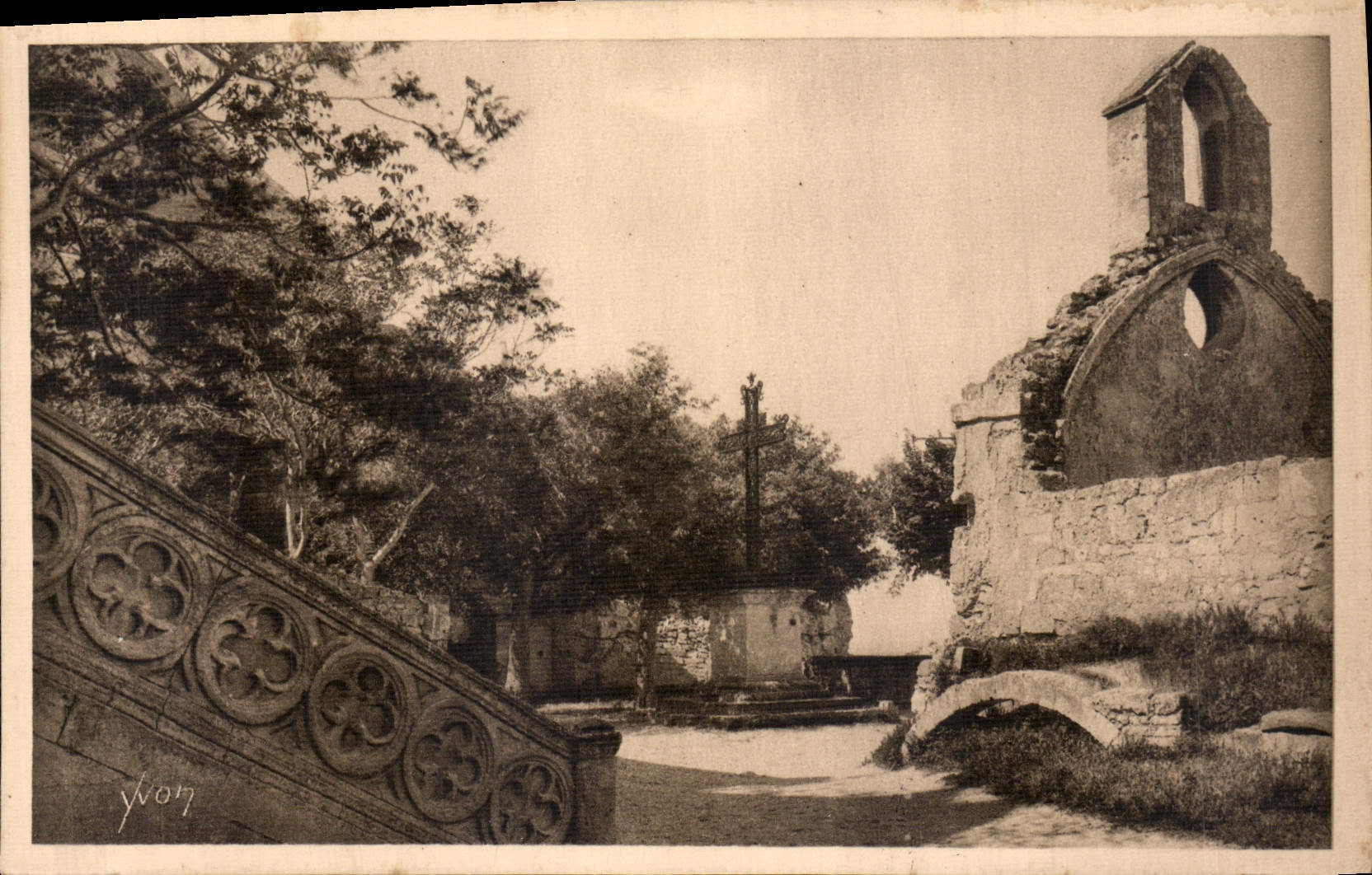 CPA Paysages et Pierres de Provence les Baux B du R Place et Chapelle des Penitents XVI siecle 