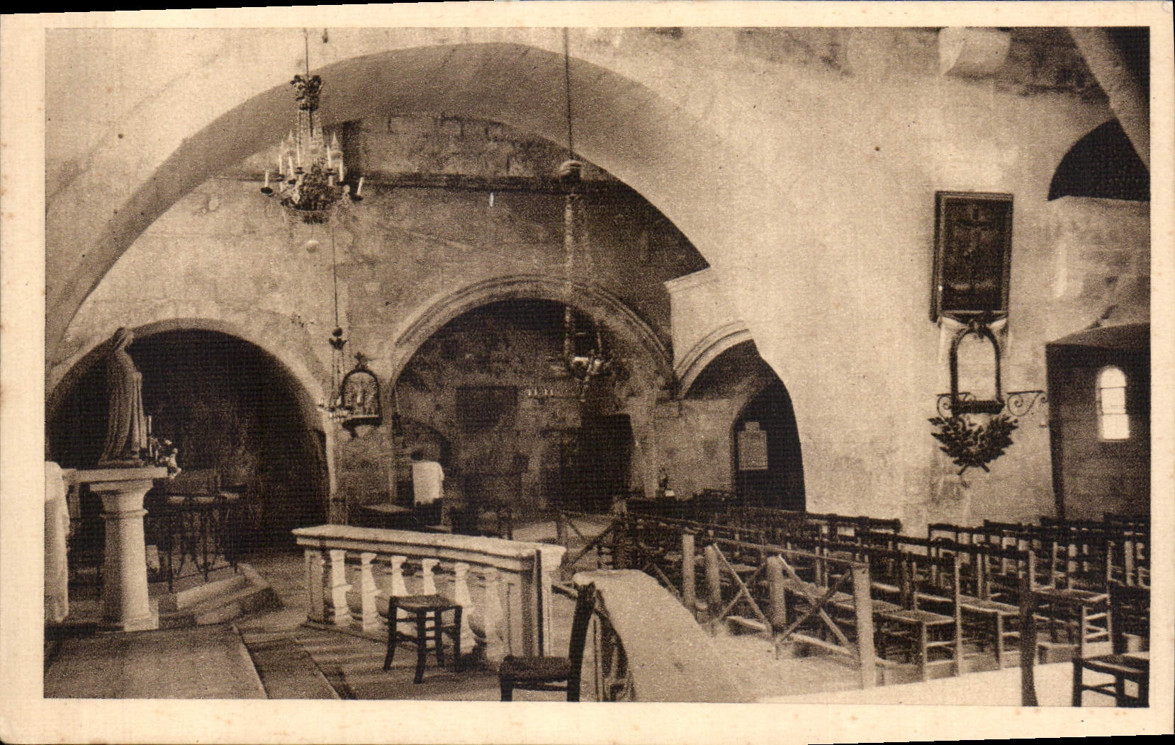 CPA Les Baux Interieur de l'Eglise St Vincent Contenant des Vestiges des X XII XIV XV et XVI siecle 