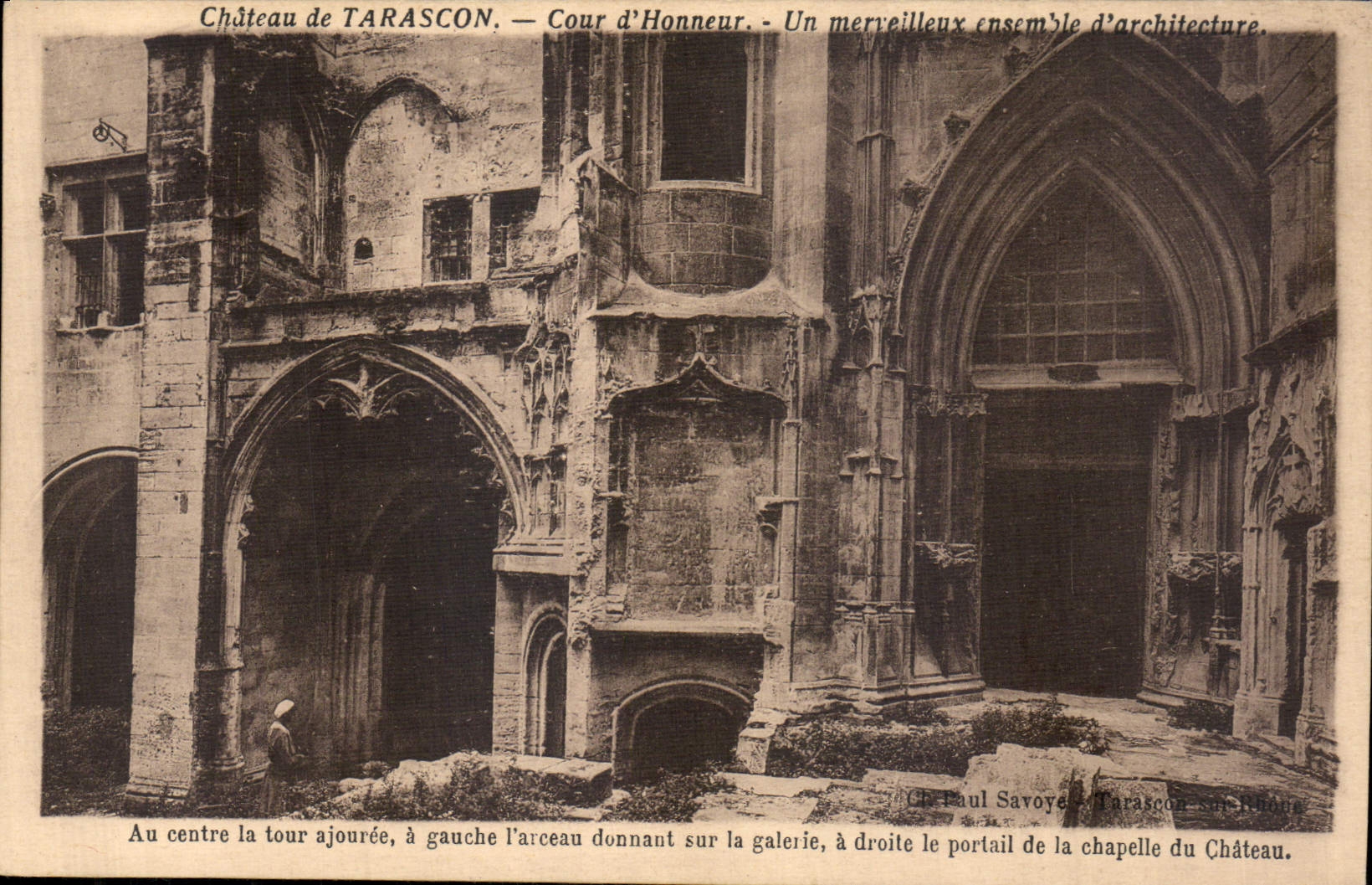 CPA Chateau de Tarascon Cour d'honneur un Merveilleux ensemble d'architecture au centre la Tour ajou