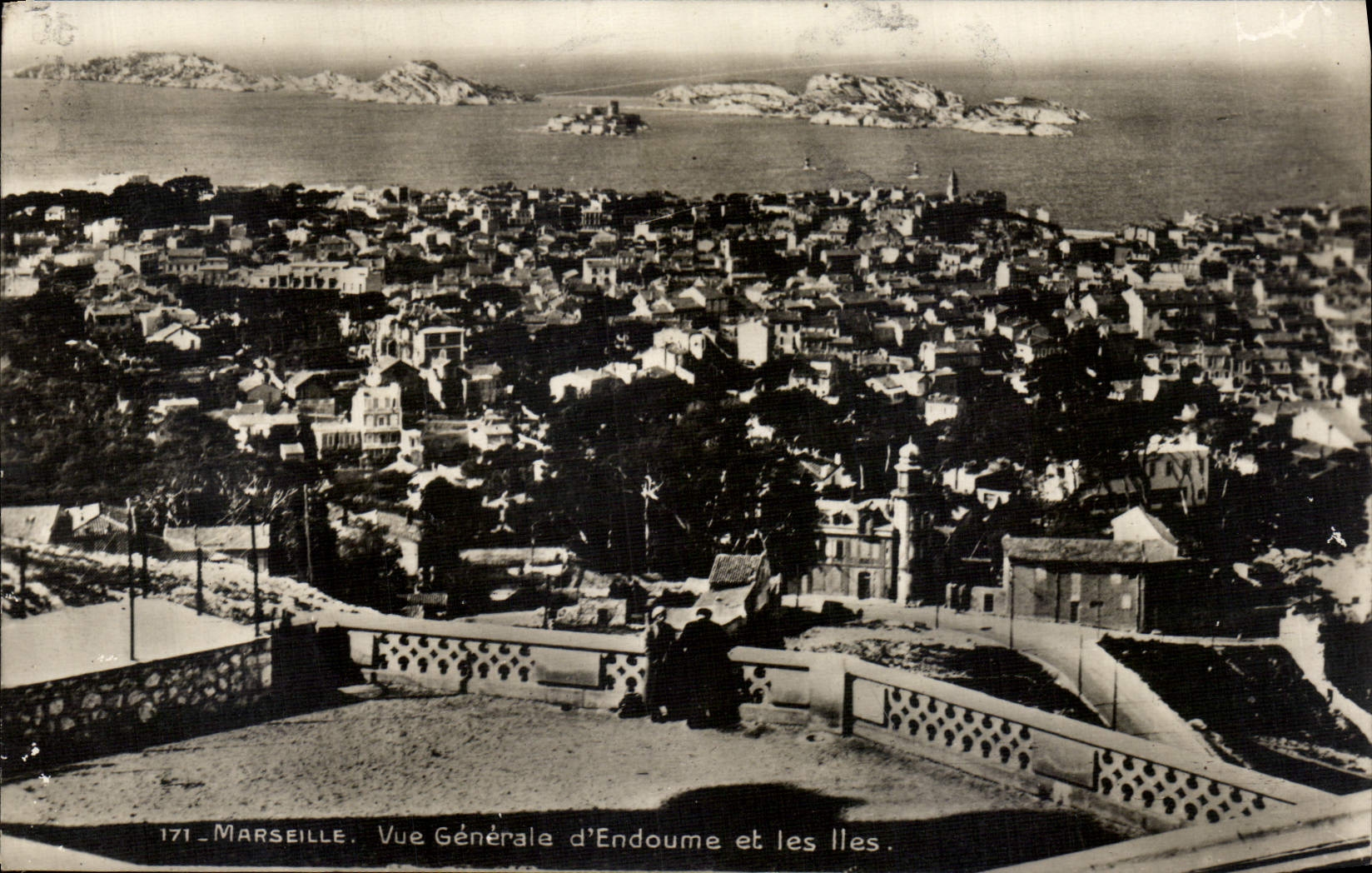 CPA Marseille vue generale d'Endoume et les Iles 
