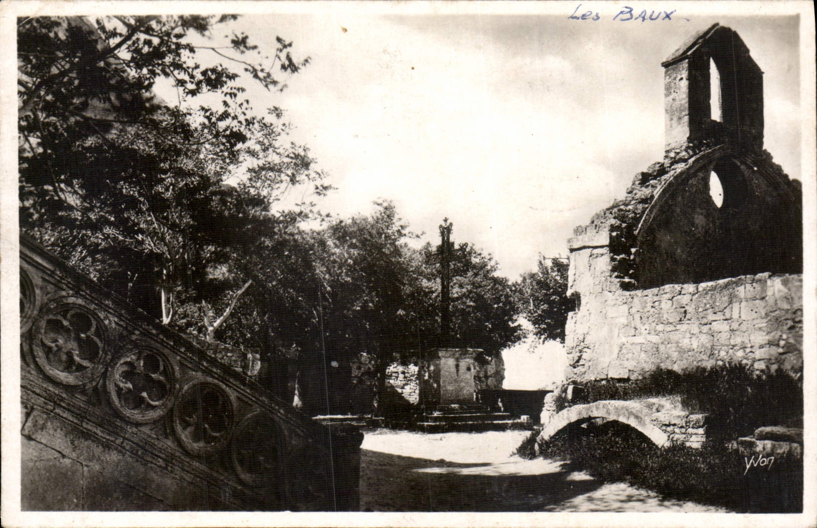 CPA Les Baux B du R Place de l'eglise et Chapelle des Penitents XVI siecle 