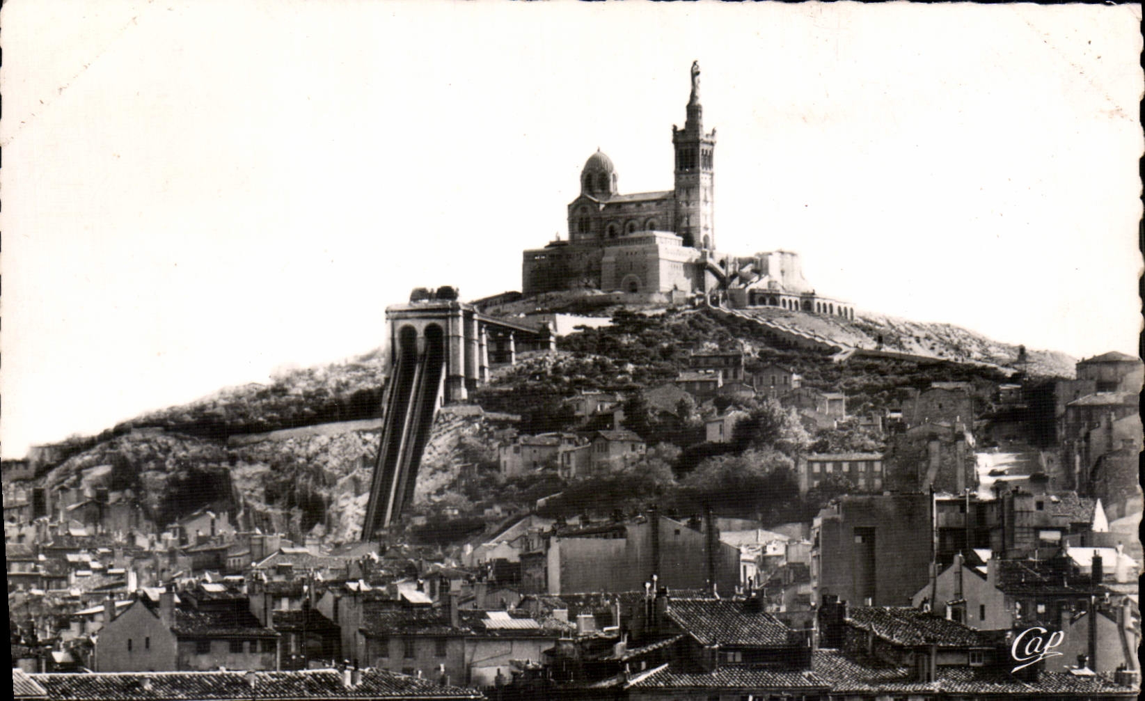 CPA Marseille l'ascenseur et Notre Dame de la Garde vus du Vieux Port 