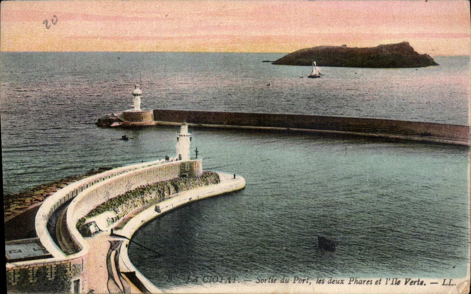 CPA La Ciotat sortie du Port les deux Phares et l'Ile Verte 
