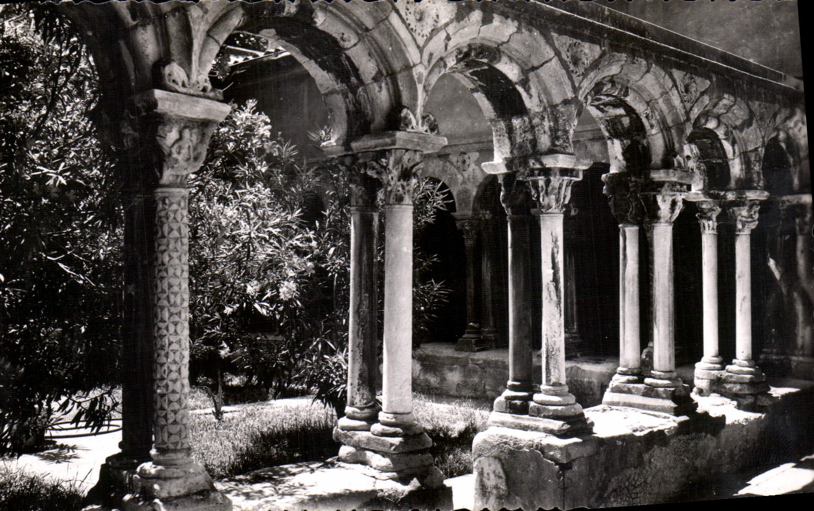CPA La Cite du Roy Rene Aix en Provence le cloitre de la Cathedrale Saint Sauveur M H XI S 