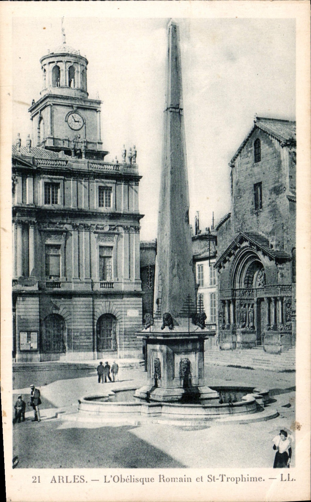 CPA Arles l'Obelisque Romain et St Trophime 