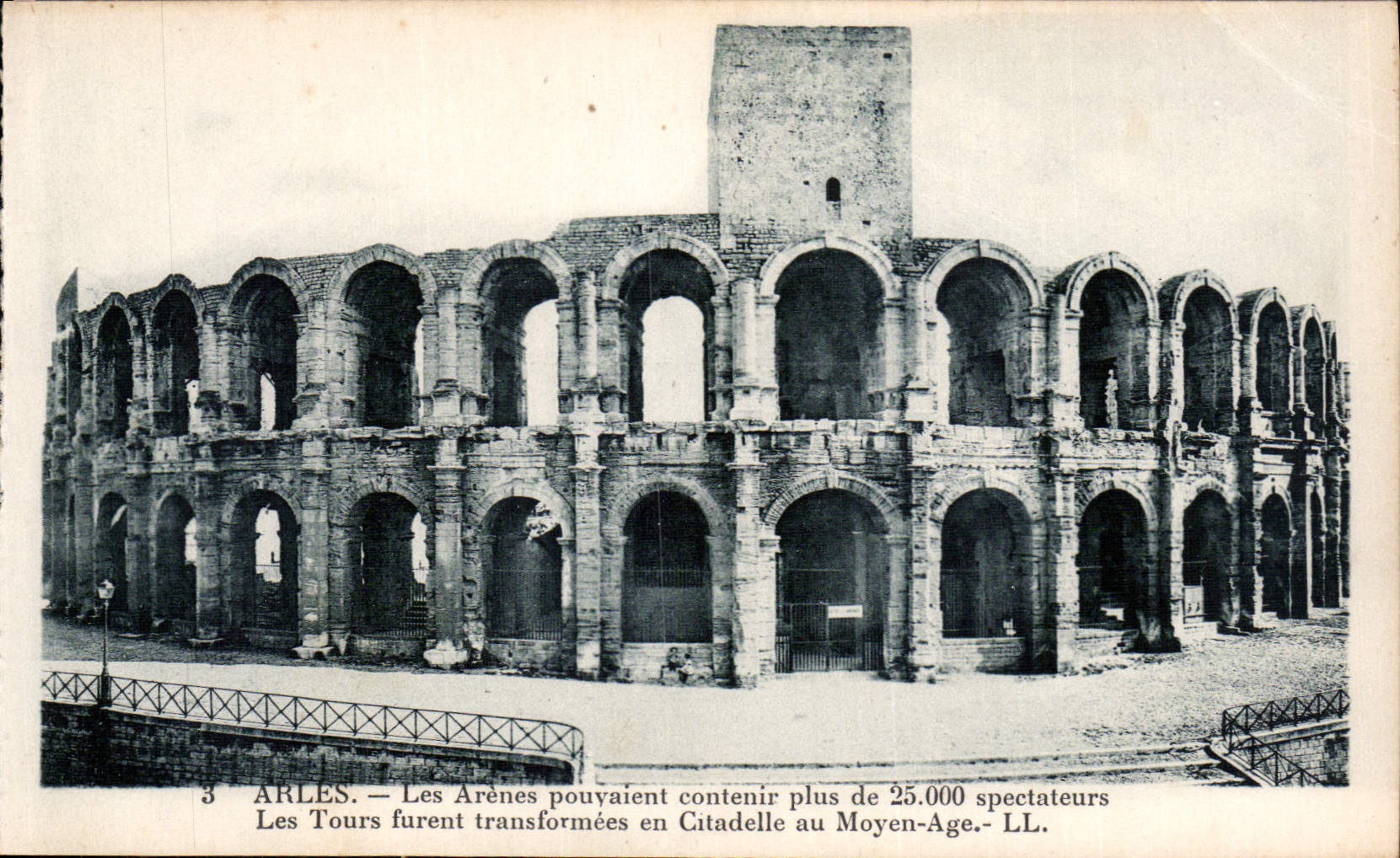 CPA Arles les Arenes Tours furent transformees en Citadelle au Moyen Age 