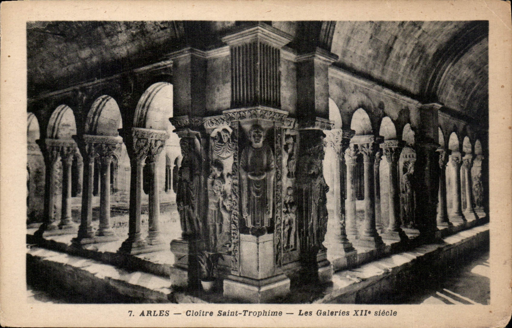 CPA Arles Cloitre Saint Trophime les Galeries XII siecle 