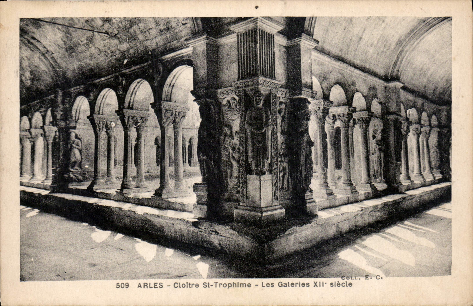 CPA Arles Cloitres St Trophime les Galeries XII siecle 