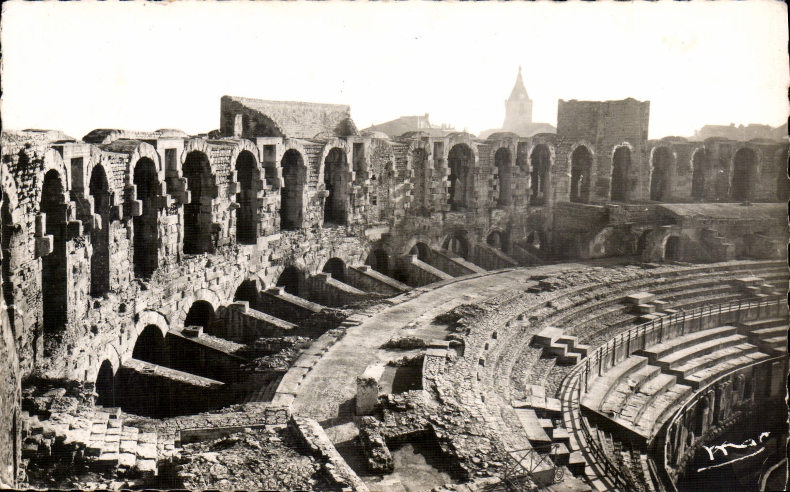 CPA La Provence Romaine Arles B du Rh Onterieur des Arenes Romaines 