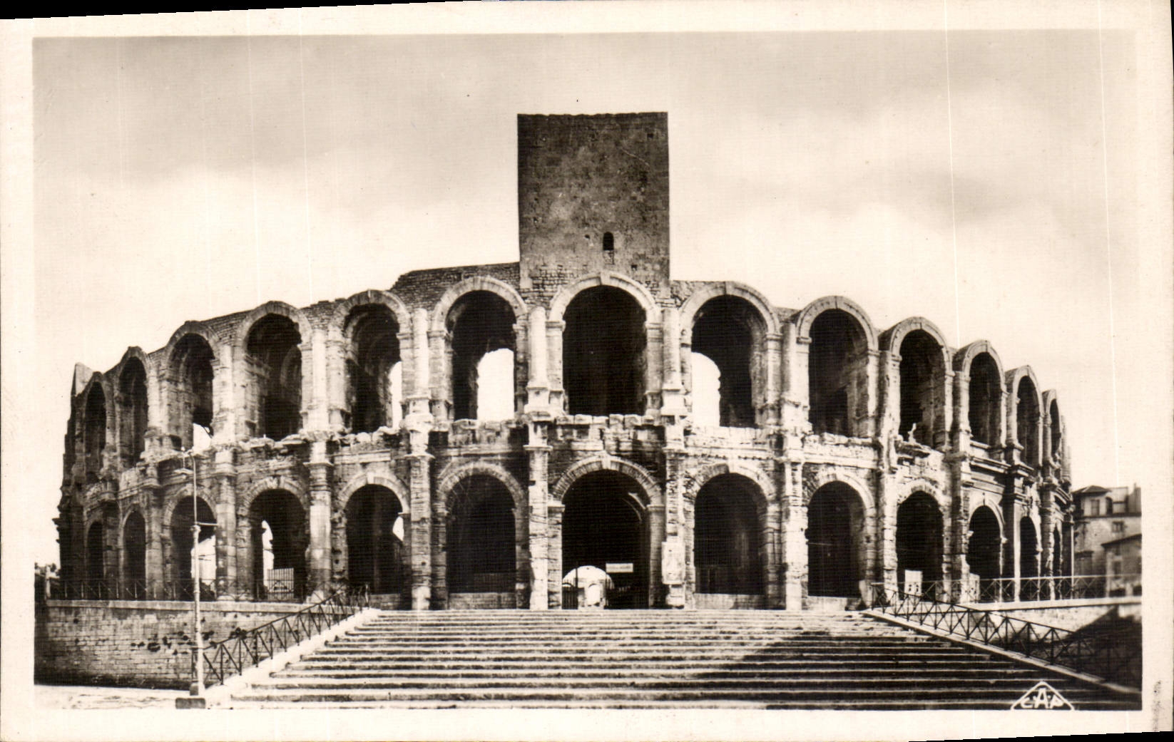 CPA Arles Amphitheatre Romain vue exterieure 
