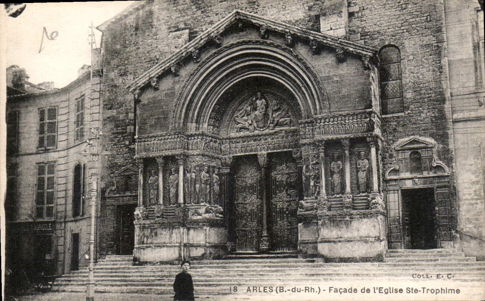 CPA Arles B du Rh Facade de l'eglise Ste Trophime