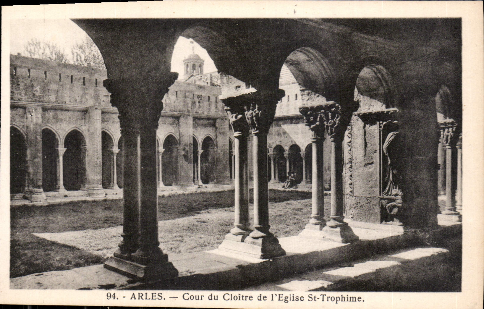 CPA Arles Cour du Cloitre de l'eglise St Trophime