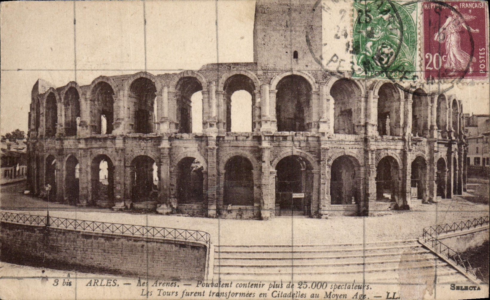 CPA Arles les Arenes les Tours transformees en Citadelles au Moyen Age