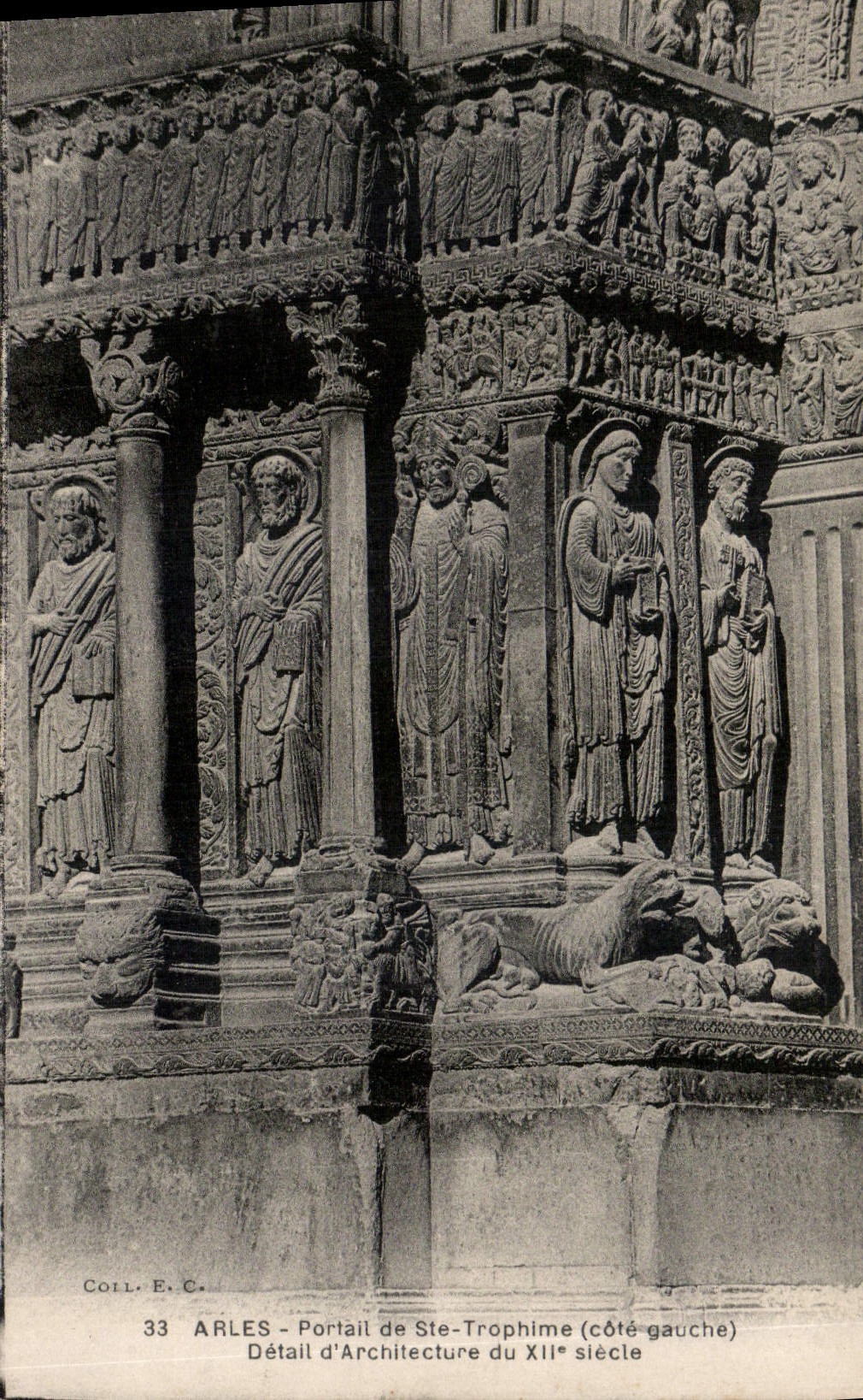 CPA Arles portail de Ste Trophime Cote gauche detail d'architecture du XII siecle