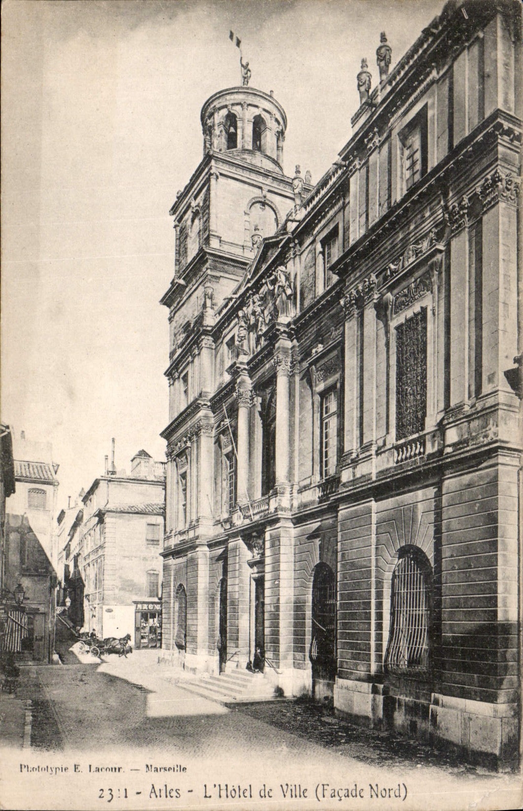 CPA Arles l'Hotel de Ville Facade Nord