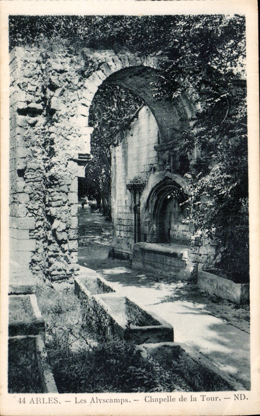 CPA Arles les Alyscamps Chapelle de la Tour 
