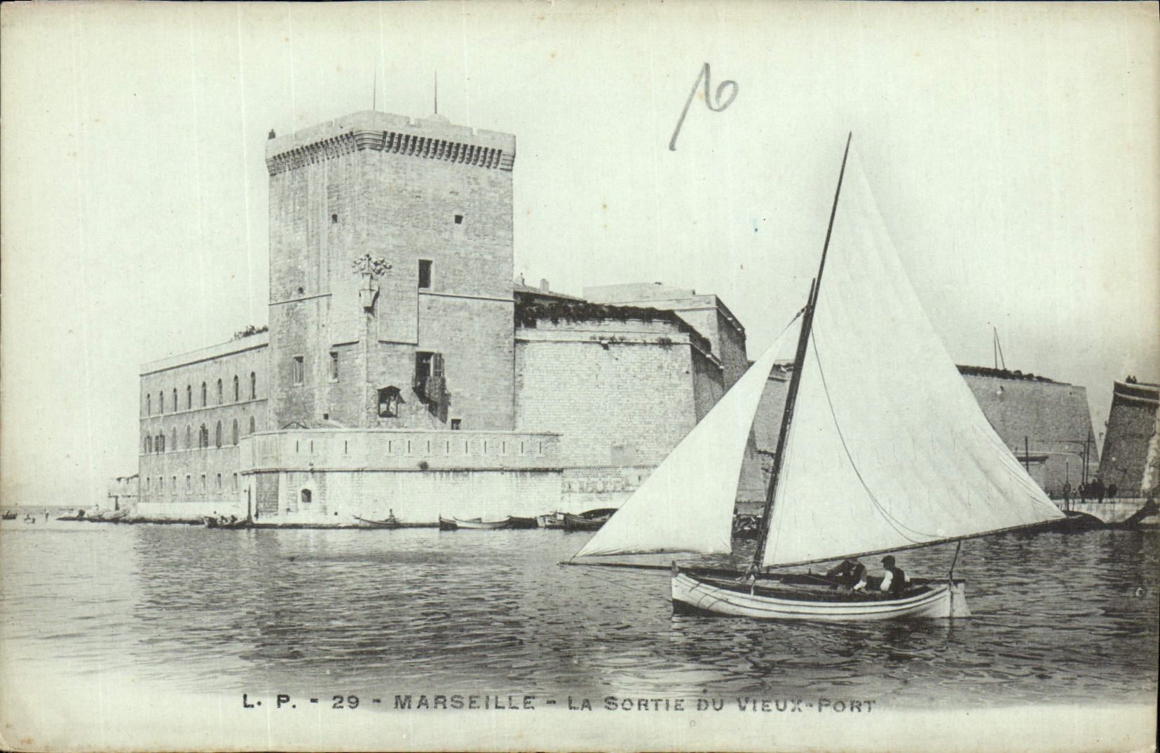 CPA Marseille la Sortie du Vieux Port Bateau Voilier