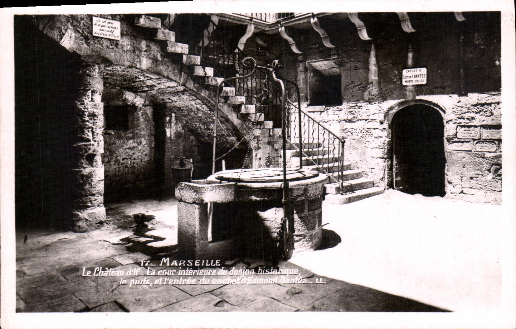 CPA Marseille le Chateau d'If la Cour Interieur du Donjon historique le Puits et l'entree du cachot