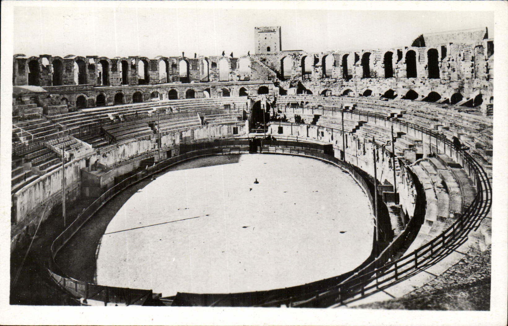 CPA Arles B du R Interieur des Arenes Romaines 