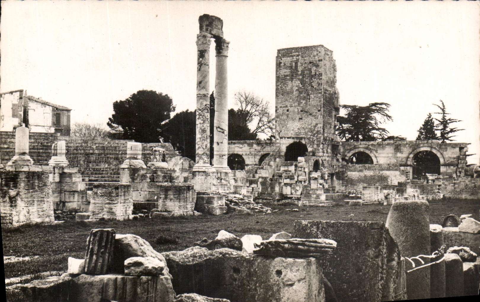 CPA La Provence Romaine Arles B du Rh le Theatre Antique