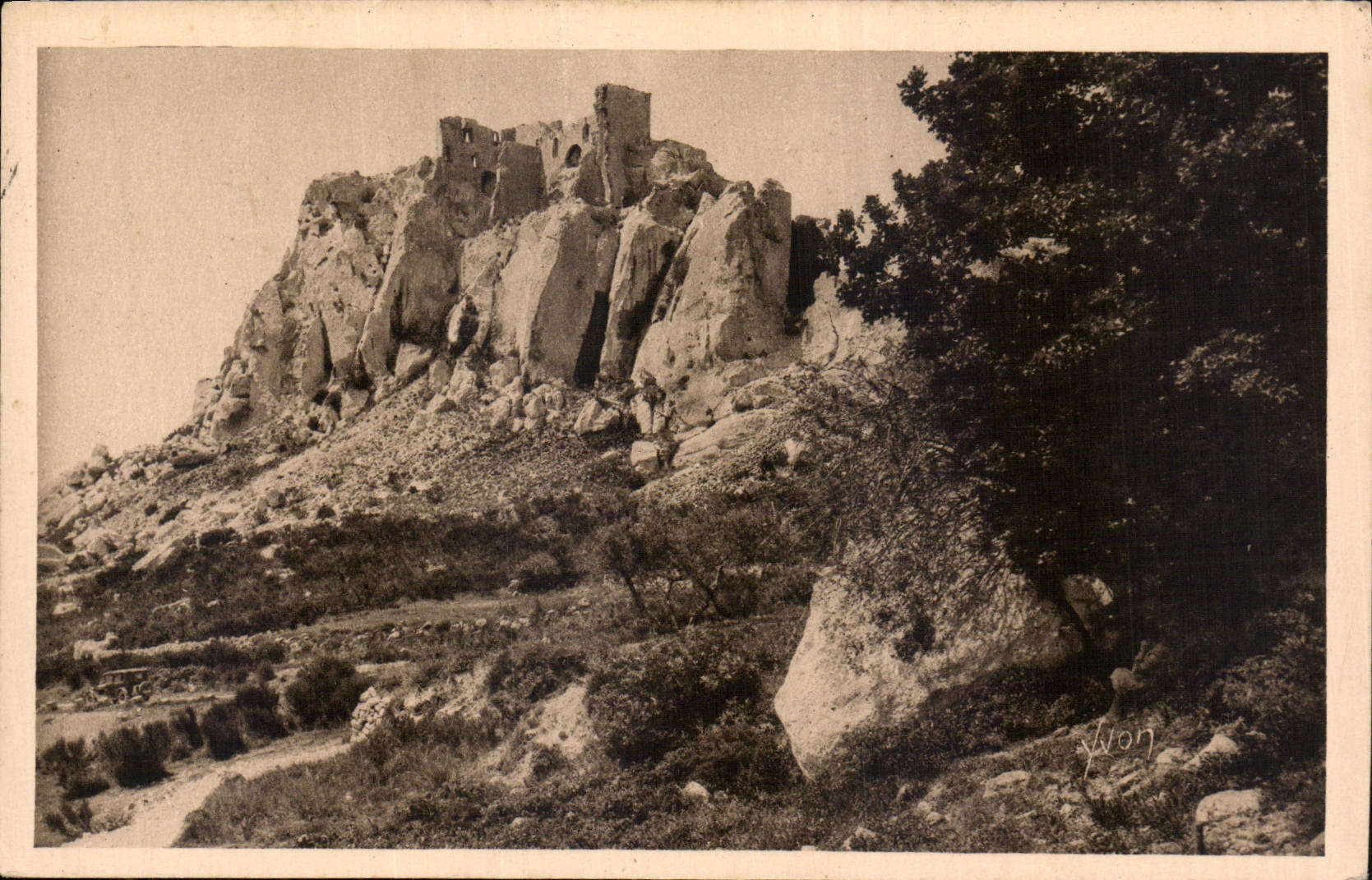 CPA Paysages et Pierres de Provence les Baux B du R Cote Oriental des Ruines du Chateau demoli sous