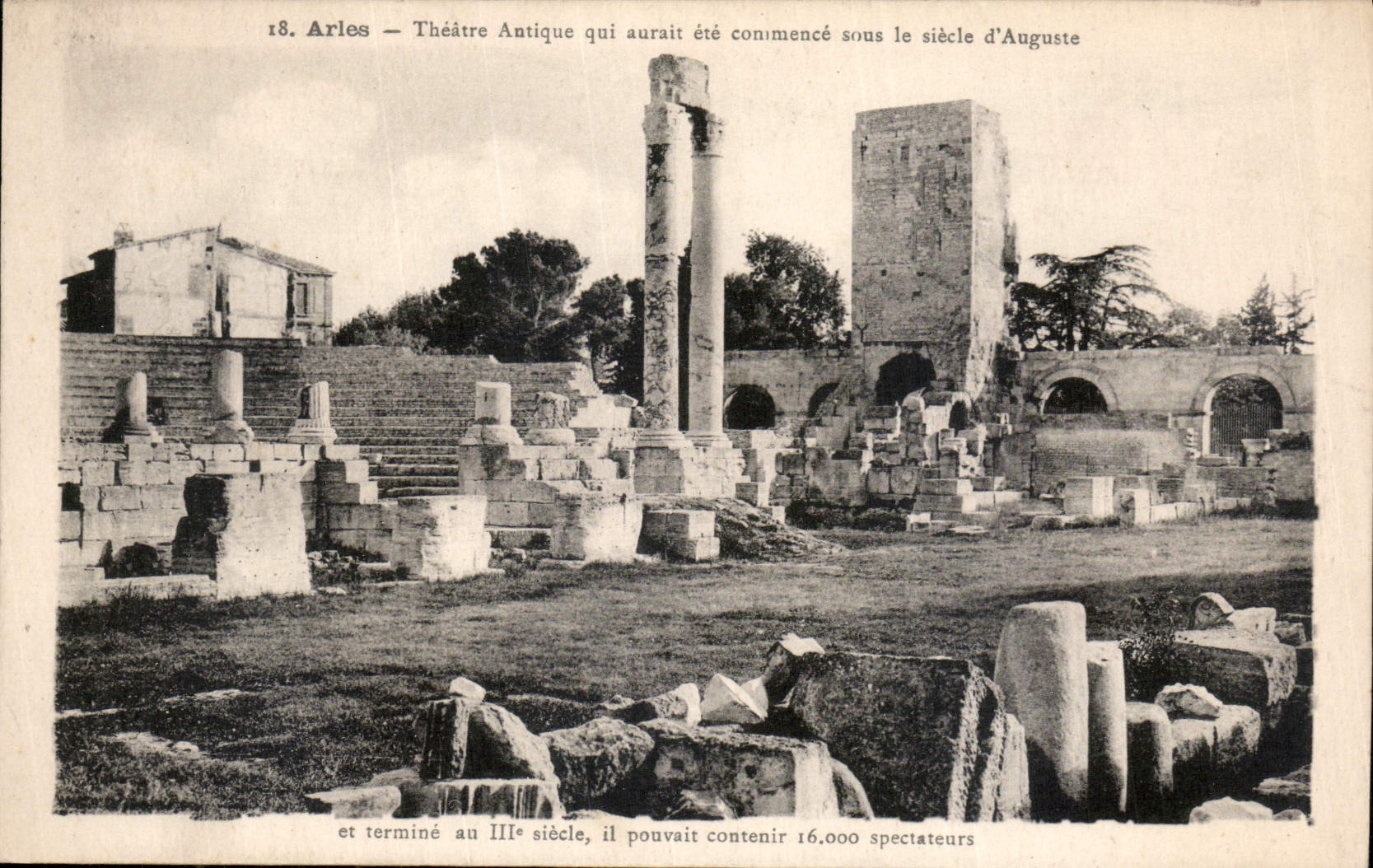 CPA Arles Theatre Antique aui aurait ete commence sous le siecle d'Auguste 