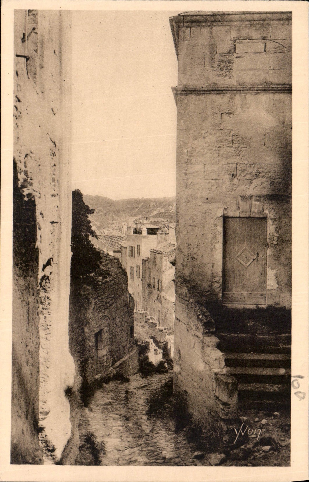 CPA Paysages et Pierres de Provence les Baux B du R Vieille Rue Conduisant aux Remparts