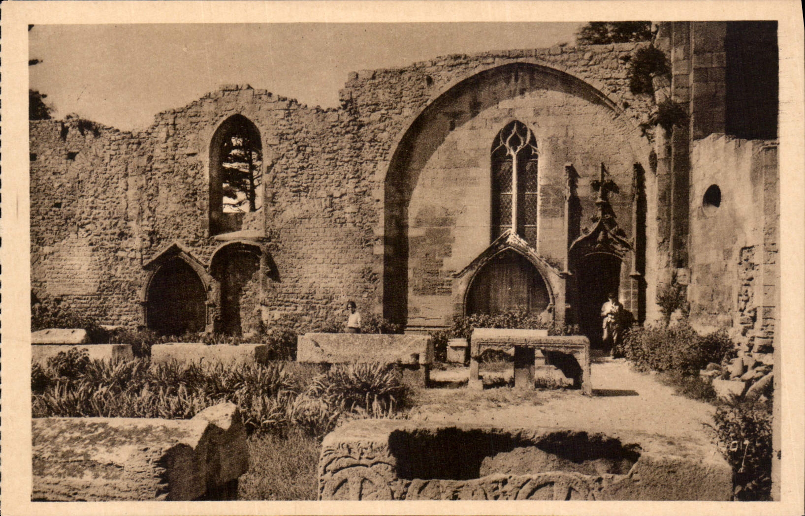 CPA Arles Bouches du Rhone St Honorat des Aliscamps l'Interieur