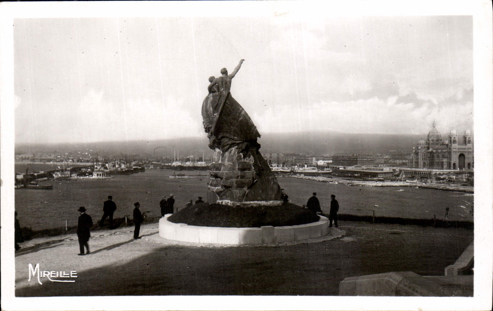 CPA Marseille Pharo Monument aux Heros de la Mer et la Cathedrale