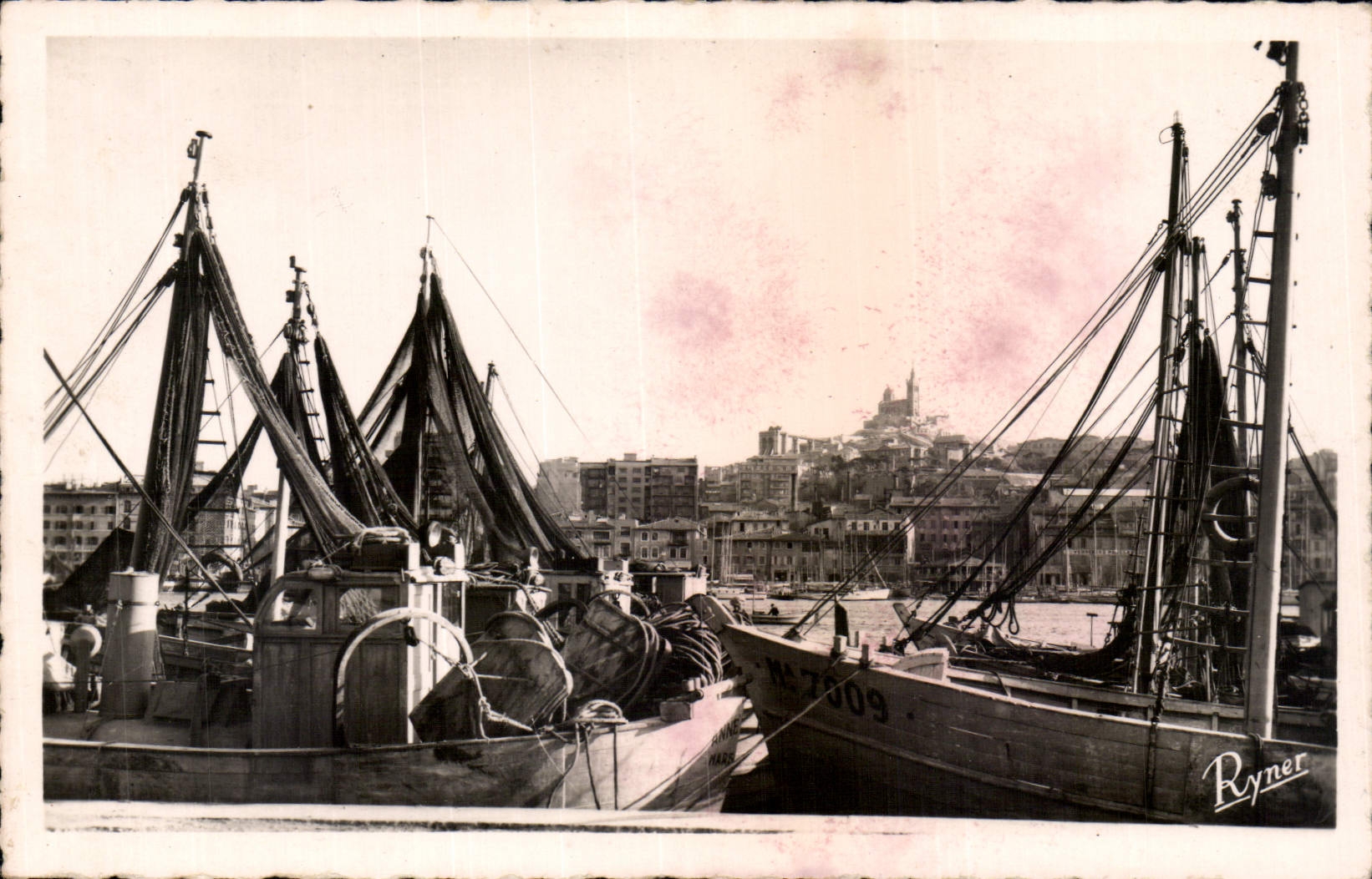 CPA Marseille Un Coin du Port Bateaux de peche