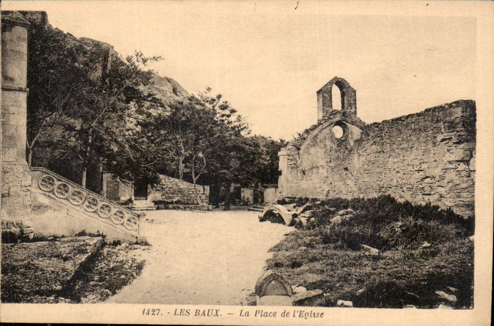 CPA Les Baux la Place de l'eglise 